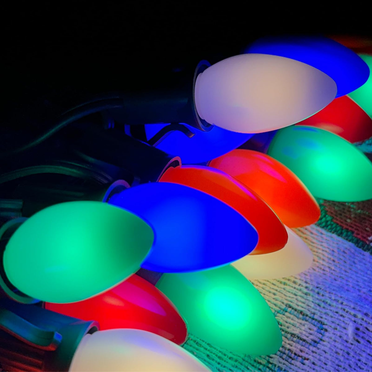 SUNSGNE 25 Pack C7 LED Multicolor Christmas Replacement Light Bulbs for Christmas Indoor Outdoor String Lights, E12/C7 Candelabra Base, 0.6 Watt